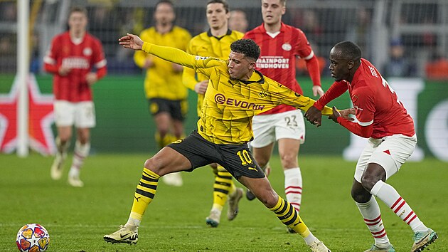 Nedovolen brnn kdelnk Dortmundu Jadon Sancho (10) v utkn s PSV.