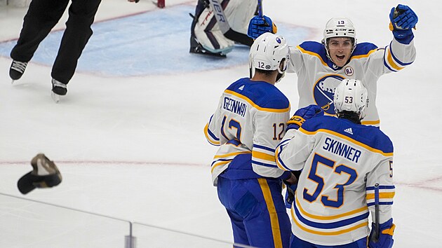 Jeff Skinner (53) z Buffalo Sabres se trefil pot�etí, slaví s ním Peyton Krebs...