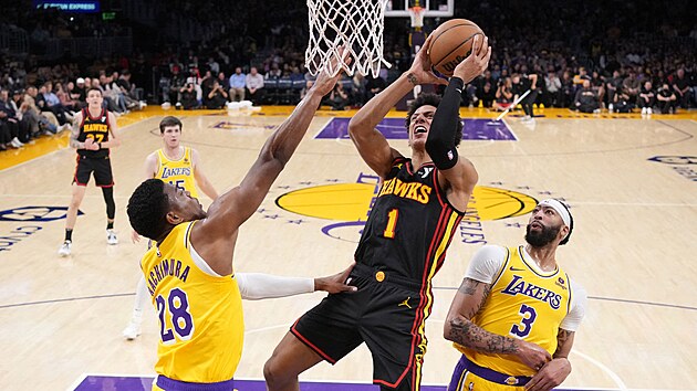 Jalen Johnson (1) z Atlanta Hawks atakuje ko� Los Angeles Lakers, br�n� ho Rui...