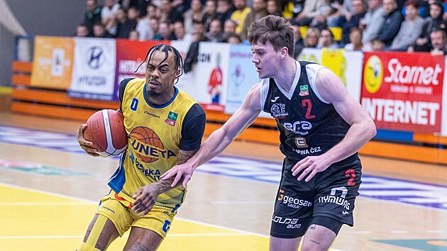Ty Nichols (vlevo) z Ústí si to namí�il kolem nymburského Franti�ka Rylicha.