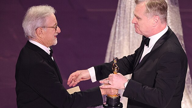 Re�is�r Christopher Nolan p�eb�r� Oscara od Stevena Spielberga (10. b�ezna 2024).