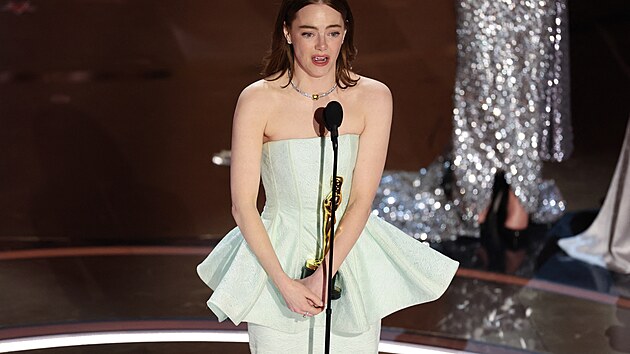 Hereka Emma Stoneov dkuje za cenu pro nejlep hereku (10. bezna 2023).