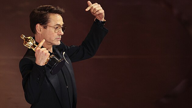 Robert Downey Jr. pzuje s Oscarem, kterho zskal za vedlej roli ve filmu Oppenheimer. Pro bezmla devtapadestiletho herce je to prvn takov soka (10. bezna 2024).