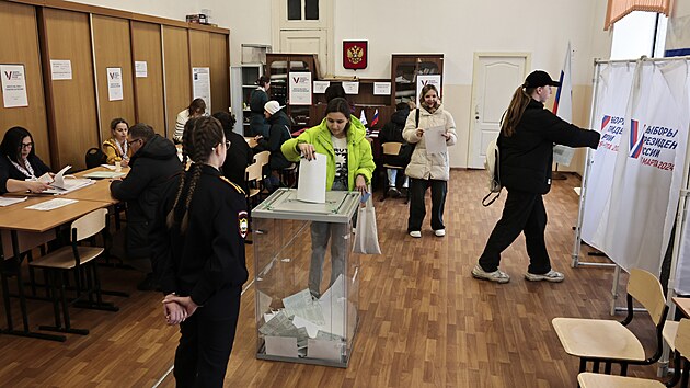 Rusov ve Vladivostoku vol v prezidentskch volbch. (17. bezna 2024)
