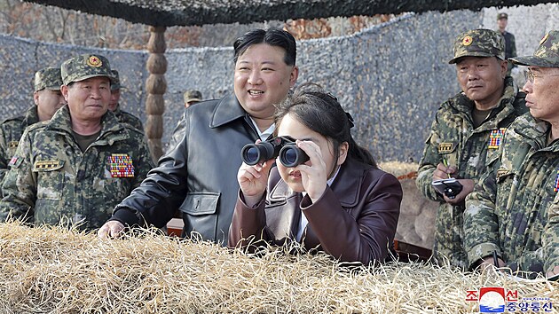 Severokorejsk vdce Kim ong-un s dcerou dohleli na vojensk vcvik. (15. bezna 2024)