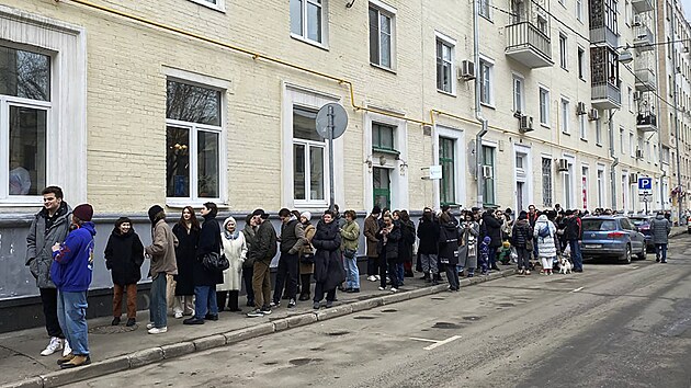 Lid v posledn den ruskch voleb stoj ve front ped volebn mstnost v Moskv. Pesn v poledne se na protest proti souasnmu reimu seli pznivci zesnulho opozinka Alexeje Navalnho. (17. bezna 2024)