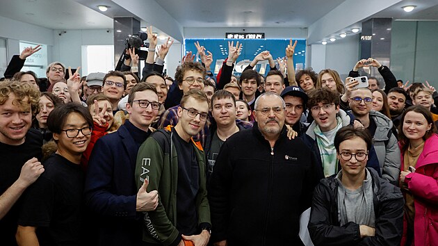 Rusk politik Boris Naddin, kter byl jako kandidt na prezidenta vylouen, se po odvolen v Moskv setkal se studenty. (17. bezna 2024)