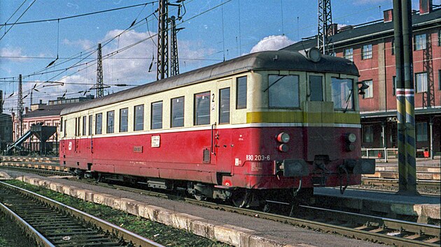 Motorov vz 830.203 ve stanici st nad Labem zpad (8. bezna 1999)