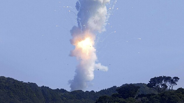 Pohled na vbuch japonsk rakety na tuh palivo Kairos spolenosti Space One