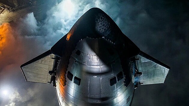 Pohled na horn stupe lodi Starship ze 4. bezna 2024