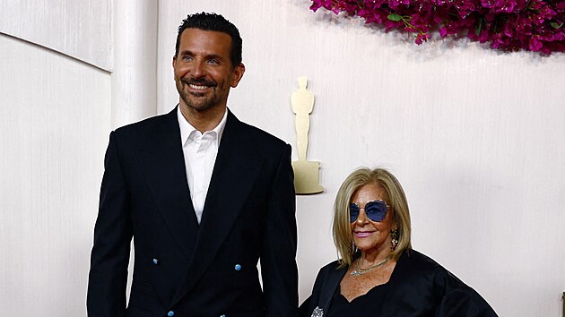 Bradley Cooper a jeho matka Gloria Campano na Oscarech (Los Angeles, 10. bezna 2024)
