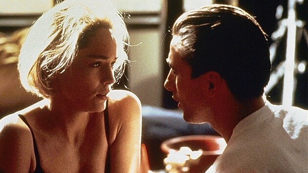 Sharon Stone a William Baldwin ve filmu nkdo se dv (1993)