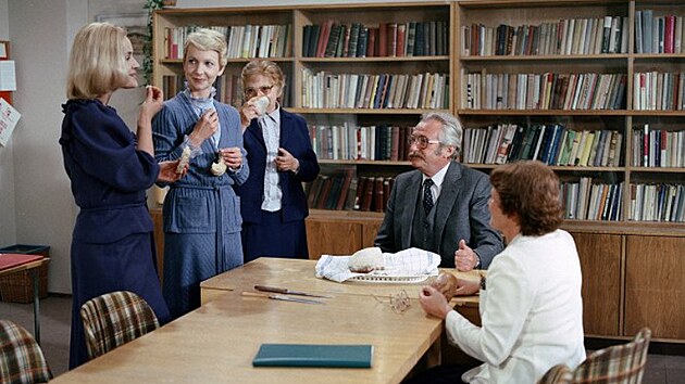 Gabriela Vrnov, Daniela Kolov, Libue Havelkov, Ji Sovk a Zdena Hadrbolcov v serilu My vichni kolou povinn (1984)