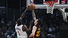 Vít Krej�í z Atlanty blokuje pokus Jamese Hardena z LA Clippers