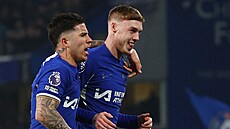 Cole Palmer (vpravo) a Enzo Fernández slaví druhou branku Chelsea.