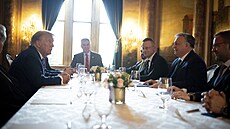 Donald Trump a Viktor Orbán pi jednání v Trumpov floridském sídle Mar-a-Lago...