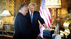 Donald Trump a Viktor Orbán pi jednání v Trumpov floridském sídle Mar-a-Lago...