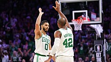 Jayson Tatum a Al Horford z Boston Celtics slaví bhem duelu s Phoenix Suns.