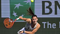 Americká tenistka Emma Navarrová podává ve tvrtém kole Indian Wells.