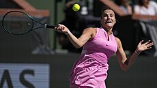 Bloruská tenistka Aryna Sabalenková hraje forhend bhem tvrtého kola Indian...
