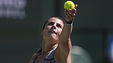 Americká tenistka Emma Navarrová podává na turnaji v Indian Wells.