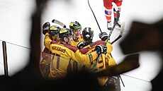 Hokejisté Dukly Jihlavy slaví gól ve tvrtfinálové sérii s Porubou.