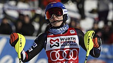 Americká lyaka Mikaela Shiffrinová neme v cíli slalomu Svtového poháru v...
