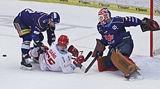 eskobudjovický obránce Michal Gulai pacifikuje ped Dominikem Hrachovinou...