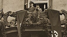 Adolf Hitler mává svým píznivcm z balkonu radnice pi své návtv Brna. (17....