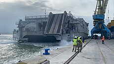 JLOTS, což je vojenské zkratkové slovo pro „spojenou logistiku až na břeh“.