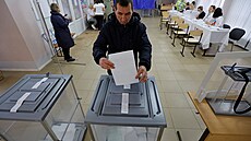 Lidé hlasují v ruských prezidentských volbách ve mst Kirovske v Rusy...