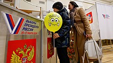 Lidé hlasují v ruských prezidentských volbách ve mst Vidnoje v Moskevské...