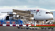 Letadlo Boeing 787 spolenosti LATAM Airlines, které  náhle ztratilo výku...