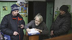 Mu dostává hlasovací lístek bhem prezidentských voleb v sibiském mst Omsk....