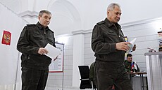 Ruský ministr obrany Sergej ojgu a náelník ruského generálního tábu generál...