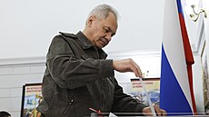 Ruský ministr obrany Sergej ojgu odevzdává hlasovací lístek ve volební...