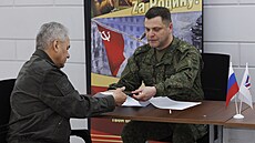 Ruský ministr obrany Sergej ojgu ve volební místnosti v Jiním vojenském...