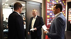 Kou eské fotbalové jedenadvacítky Jan Suchopárek (uprosted) ped nominaní...
