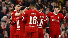 Liverpooltí fotbalisté oslavují gól proti Spart.