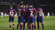 Barcelontí fotbalisté slaví gól proti Neapoli.
