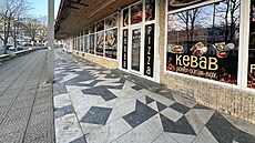 Mozaika od sv�tov� známého výtvarníka Zde�ka Sýkory se nachází na chodníku a...