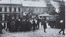 Rozdávání jídla z n�meckých polních kuchyní na Masarykov� nám�stí v Uherském...