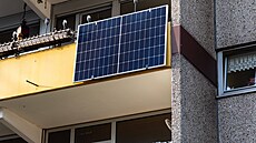 Solární panel na balkon� ve m�st� Monheim am Rhein v N�mecku.