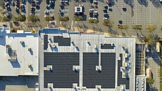 Solární panely na stee obchodního centra.