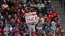 Fanynka Colorada si na zápas s Detroitem pipravila hanebný slogan.