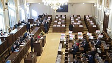 Prázdné lavice poslanc� hnutí ANO na jednání Poslanecké sn�movny. (19. b�ezna...