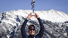 Tommaso Giacomel s trofejí pro nejlepího biatlonistu do ptadvaceti let.