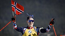 Johannes Bö slaví vít�zství v hromadném závod�.