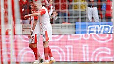 Mick Van Buren objímá Conrada Wallema, který zaídil tetí gól Slavie proti...
