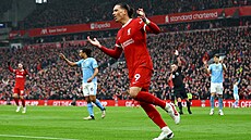 Darwin Nú�ez by rád slavil první gól Liverpoolu, ov�em rozhod�í píská ofsajd, a...